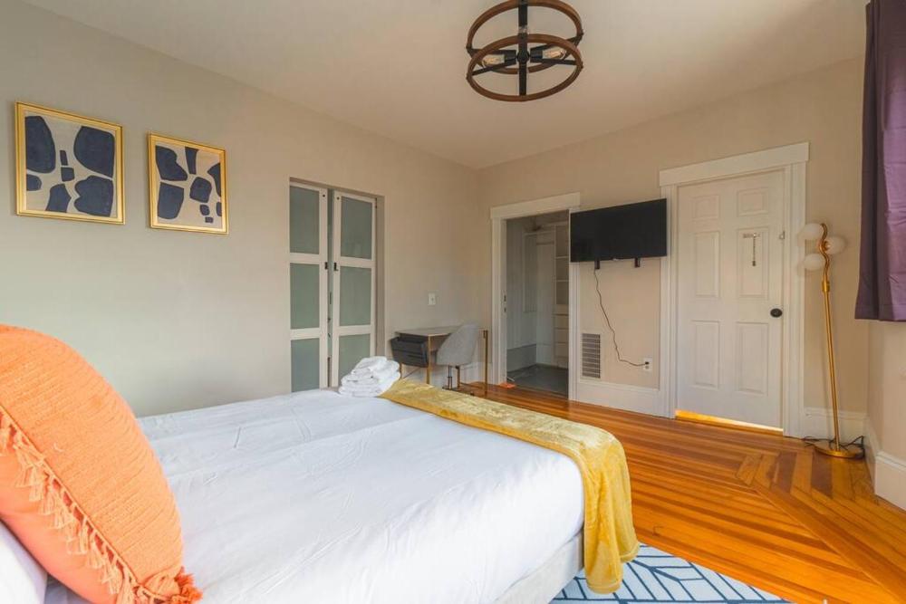 Charming 4 BDR - Walk to Downtown & Free parking!